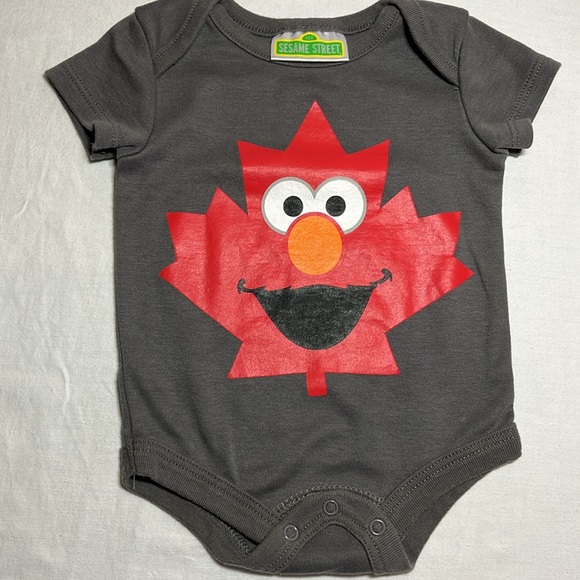 0-3M Elmo and Hockey - Canada themed onesies bundle - Picture 2 of 8